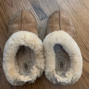 UGG Women’s Moraene Kiss Suede Slippers Size 8